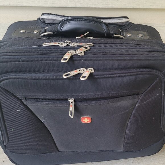 Swissgear Black Red Rolling Briefcase Padded Laptop Pocket 17 Inches - Picture 1 of 16